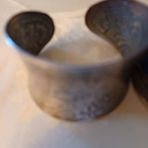 Estate Vintage Triable Silvertone Cuff Bangles - Picture 7 of 7